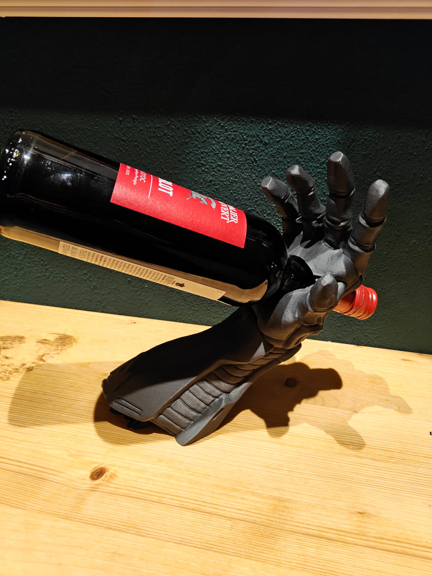 RoboPour – Der futuristische Flaschenhalter aus Deutschland